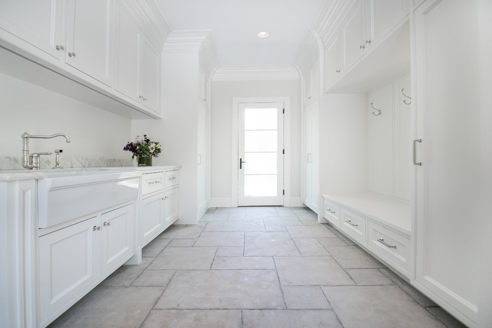 Cette photo montre un grand vestibule chic avec un mur blanc, un sol en carrelage de céramique, une porte simple, une porte blanche et un sol beige.