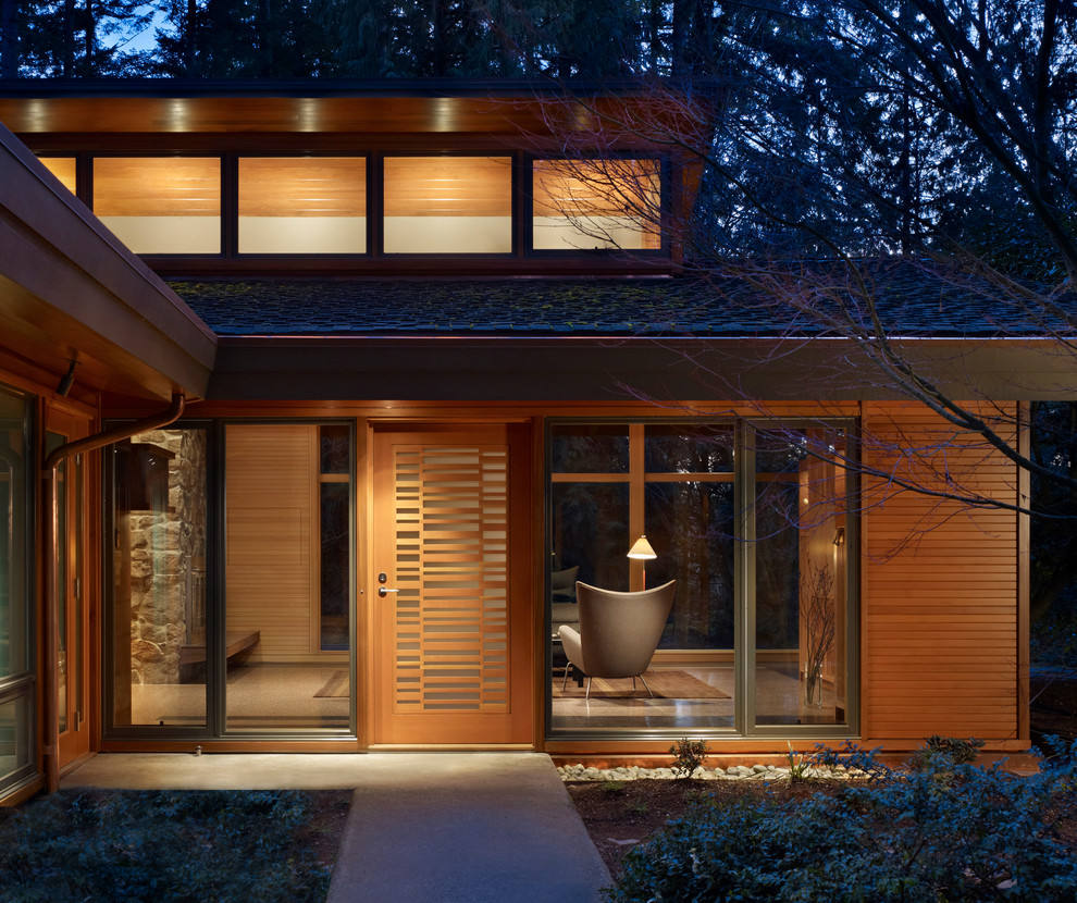 Mittelgroße Moderne Haustür mit Einzeltür, heller Holzhaustür und Terrazzo-Boden in Seattle