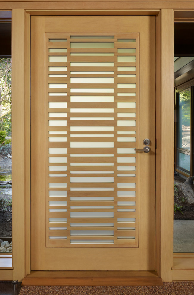 Cette image montre une porte d'entrée vintage de taille moyenne avec un sol en terrazzo, une porte simple et une porte en bois clair.