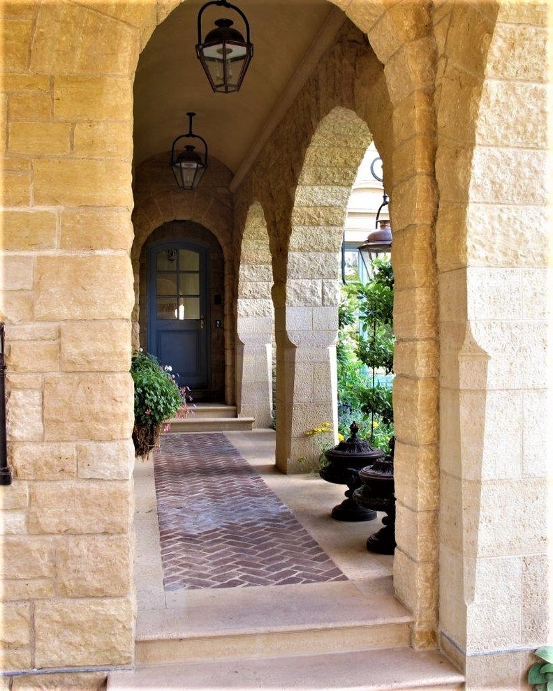 Idee per un corridoio tradizionale con pavimento in pietra calcarea e pavimento beige