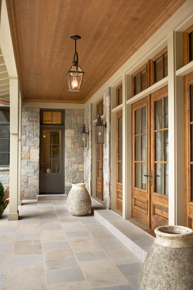 Foto de entrada clásica extra grande con puerta simple y puerta de madera en tonos medios