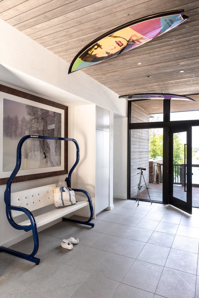 Источник вдохновения для домашнего уюта: фойе в морском стиле с белыми стенами, стеклянной входной дверью и серым полом