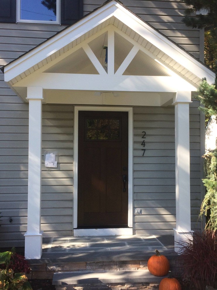 Пример оригинального дизайна: входная дверь в стиле неоклассика (современная классика) с одностворчатой входной дверью и входной дверью из темного дерева