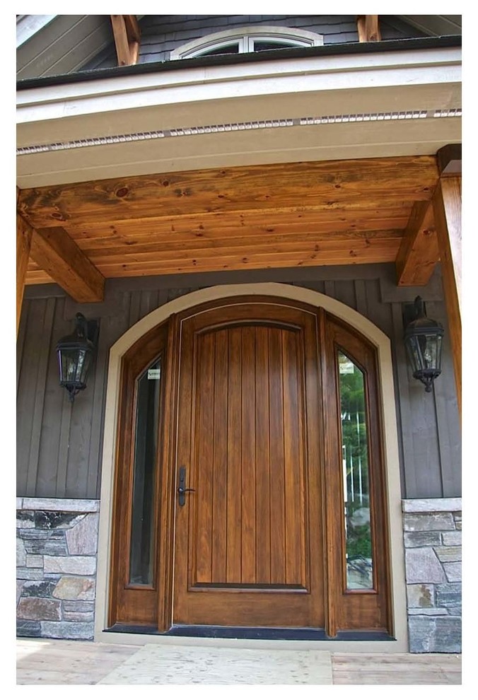 Idee per una porta d'ingresso rustica di medie dimensioni con una porta singola e una porta in legno bruno