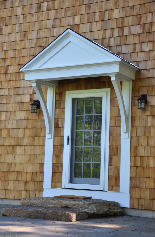 Пример оригинального дизайна: входная дверь среднего размера в классическом стиле с одностворчатой входной дверью и белой входной дверью