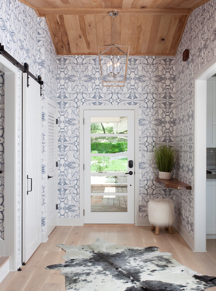 Источник вдохновения для домашнего уюта: фойе среднего размера в морском стиле с синими стенами, паркетным полом среднего тона, одностворчатой входной дверью, стеклянной входной дверью и коричневым полом