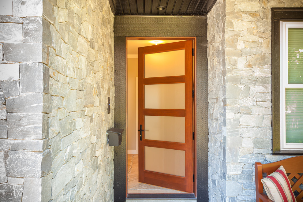 Ejemplo de puerta principal actual grande con paredes grises, suelo de travertino, puerta simple y puerta de madera en tonos medios