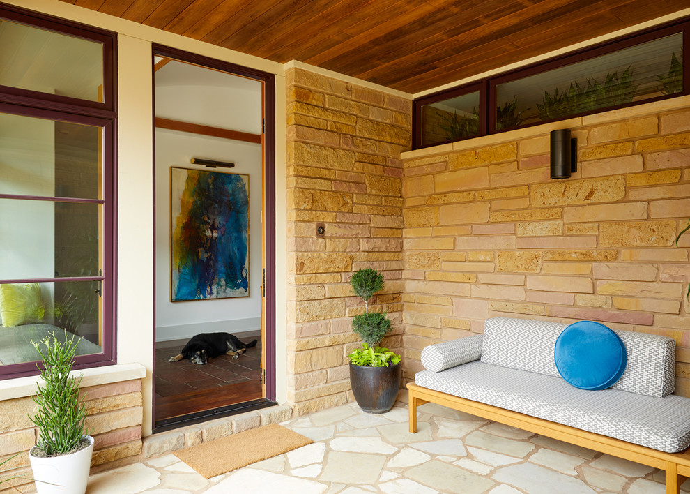 Große Klassische Haustür mit weißer Wandfarbe, braunem Holzboden, Einzeltür, lila Haustür und braunem Boden in Austin