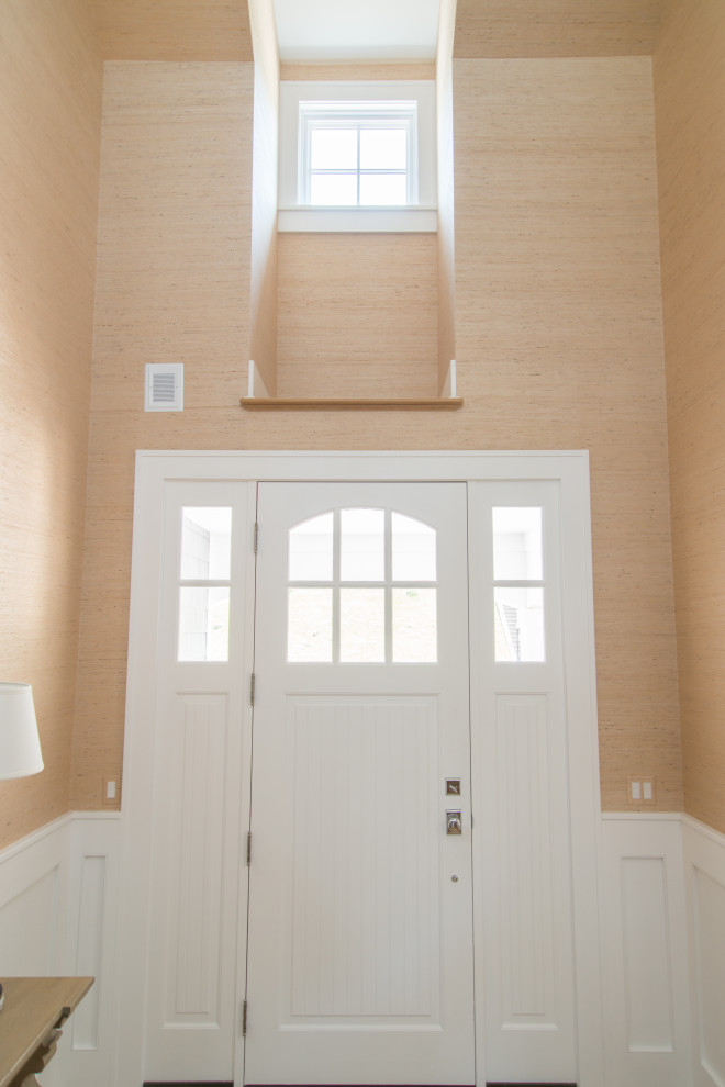 Idéer för en stor amerikansk foajé, med beige väggar, mellanmörkt trägolv, en enkeldörr, en röd dörr och beiget golv