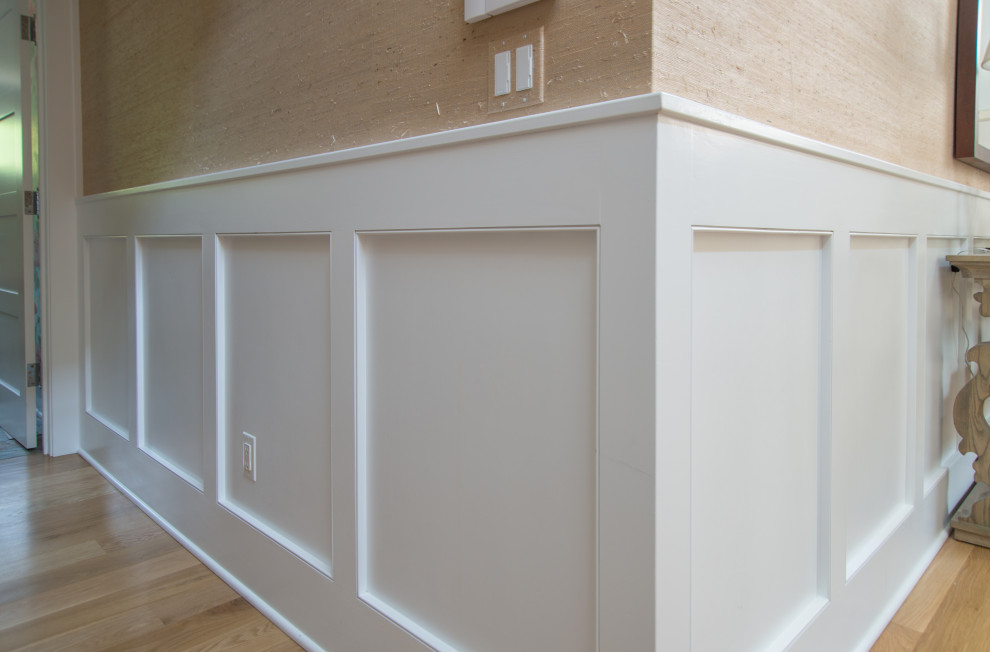 Foto de distribuidor de estilo americano grande con paredes beige, suelo de madera en tonos medios, puerta simple, puerta roja, suelo beige, papel pintado y papel pintado