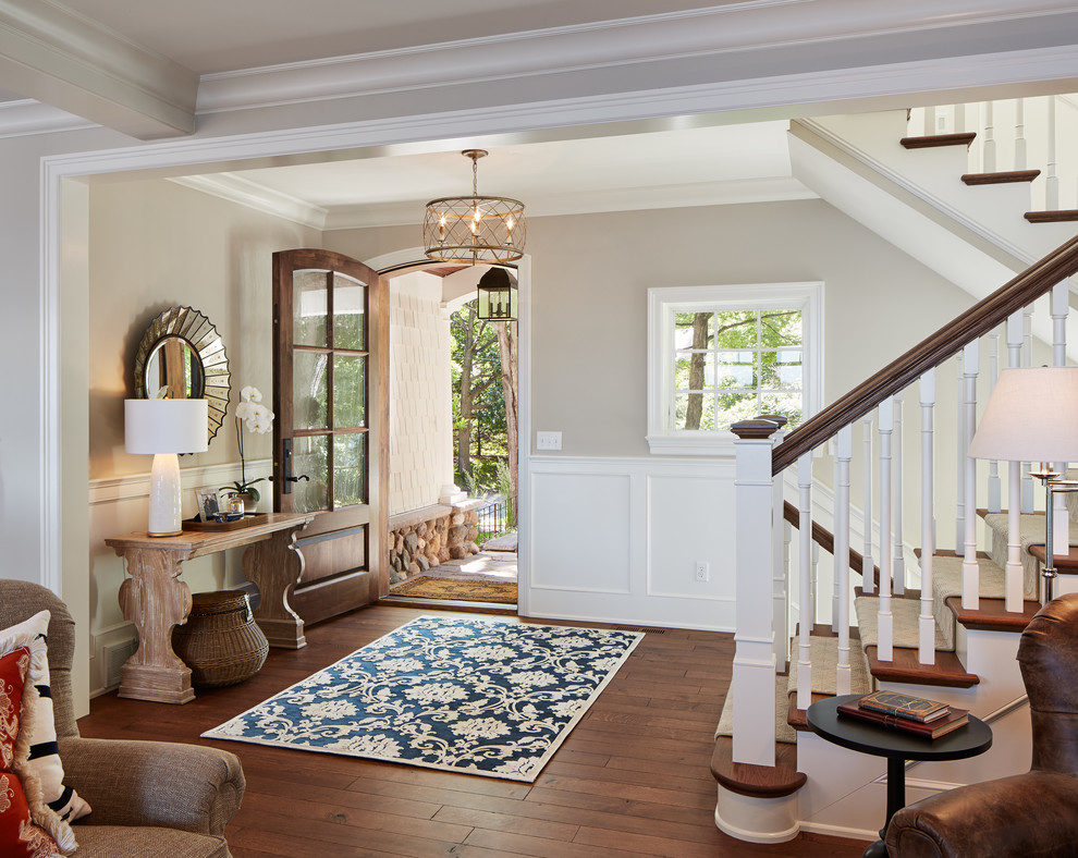 Klassisches Foyer mit beiger Wandfarbe, braunem Holzboden, Einzeltür, hellbrauner Holzhaustür und braunem Boden in Minneapolis