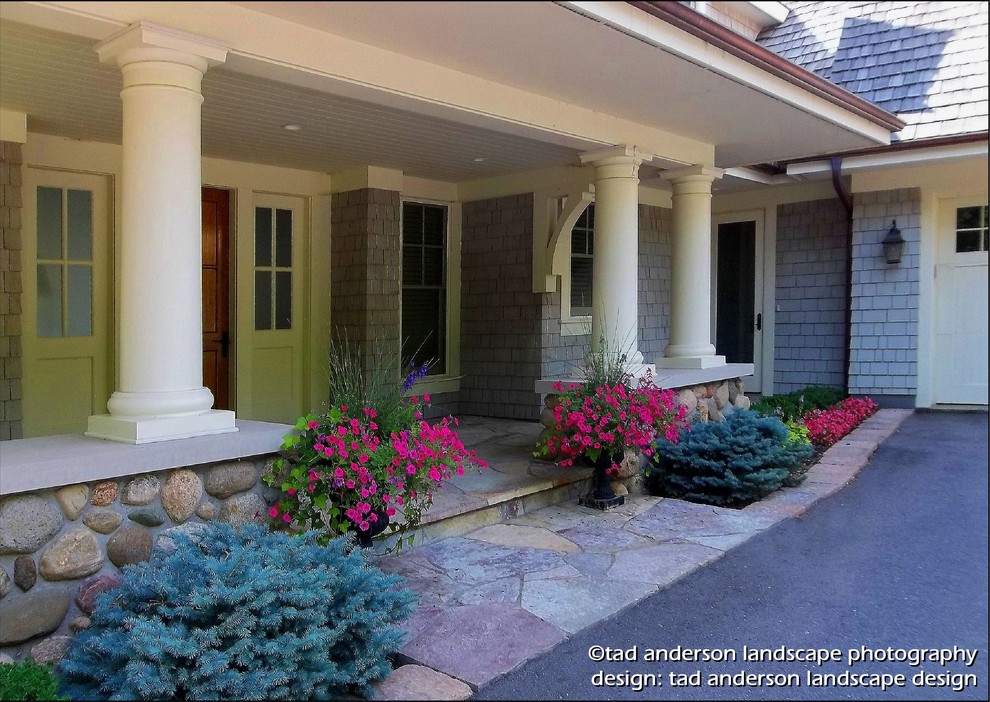 Rustikale Haustür mit grauer Wandfarbe, Kalkstein, Doppeltür und dunkler Holzhaustür in Minneapolis