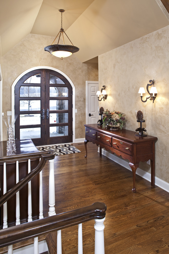 Пример оригинального дизайна: фойе в классическом стиле с бежевыми стенами и двустворчатой входной дверью