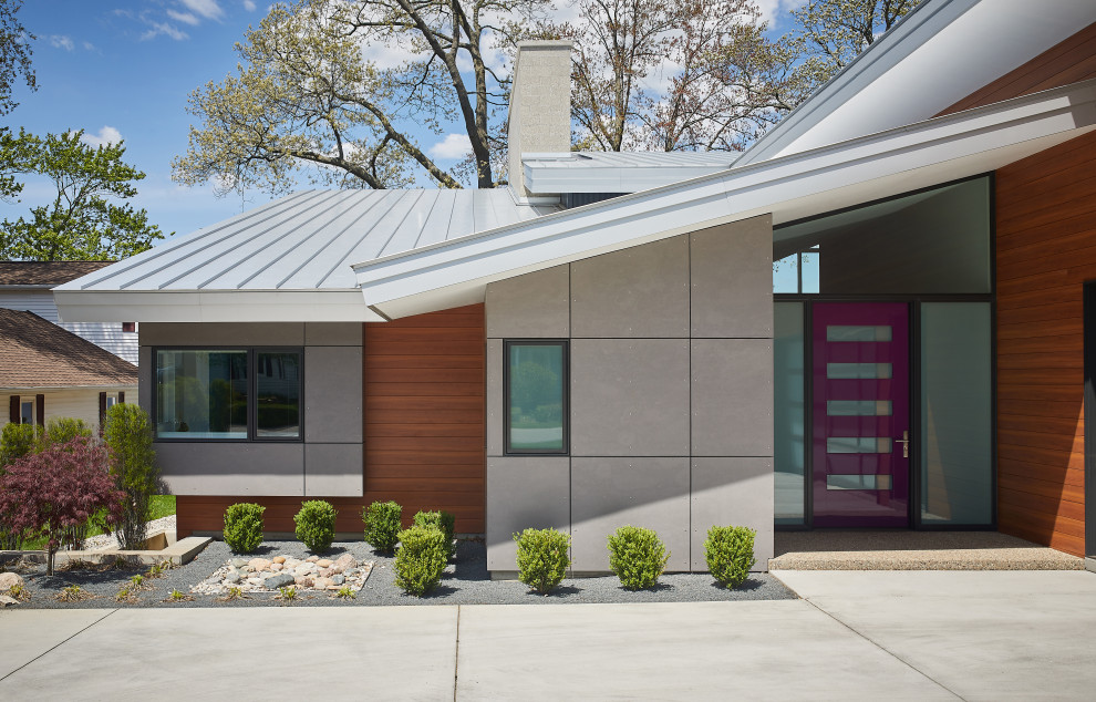 Réalisation d'une porte d'entrée minimaliste de taille moyenne avec un mur gris, une porte simple et une porte violette.
