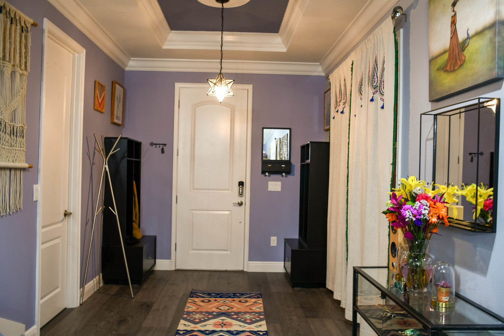 Großes Modernes Foyer mit lila Wandfarbe, dunklem Holzboden, Einzeltür, weißer Haustür und grauem Boden in Orlando