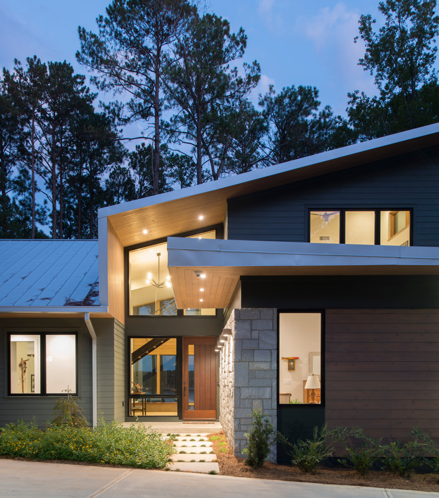 Mittelgroße Moderne Haustür mit weißer Wandfarbe und Drehtür in Atlanta