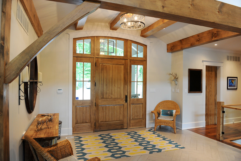 Cette photo montre un grand hall d'entrée craftsman avec une porte simple et une porte en bois brun.