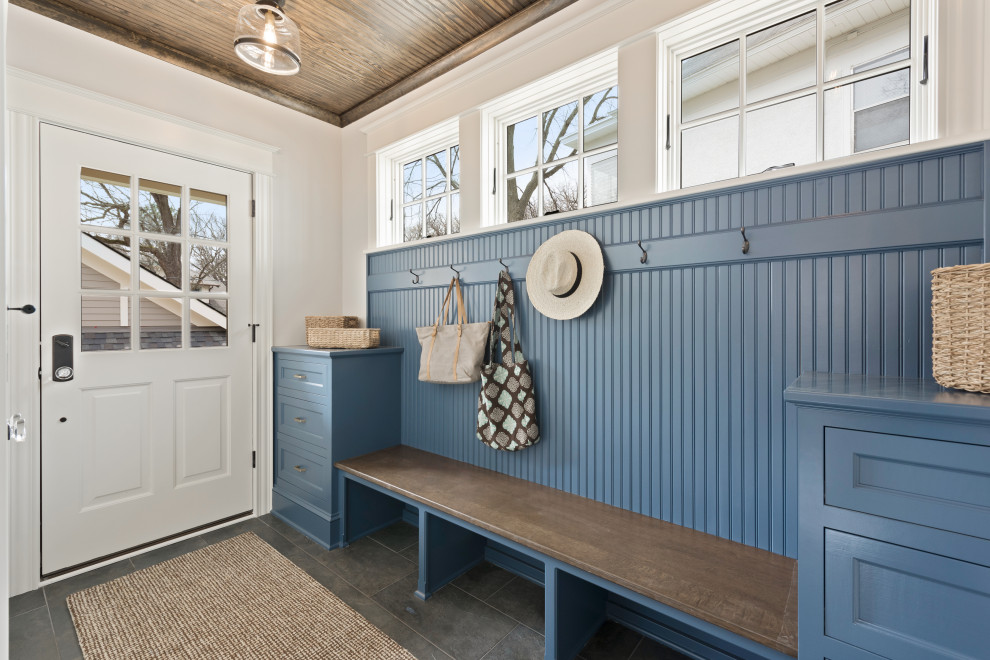 Inspiration pour une entrée marine avec un vestiaire, un mur bleu, une porte simple, une porte blanche, un sol gris, un plafond en bois et boiseries.