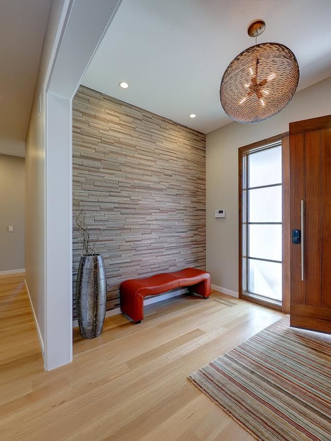 Mittelgroße Moderne Haustür mit grauer Wandfarbe, hellem Holzboden, Drehtür, oranger Haustür und beigem Boden in Portland