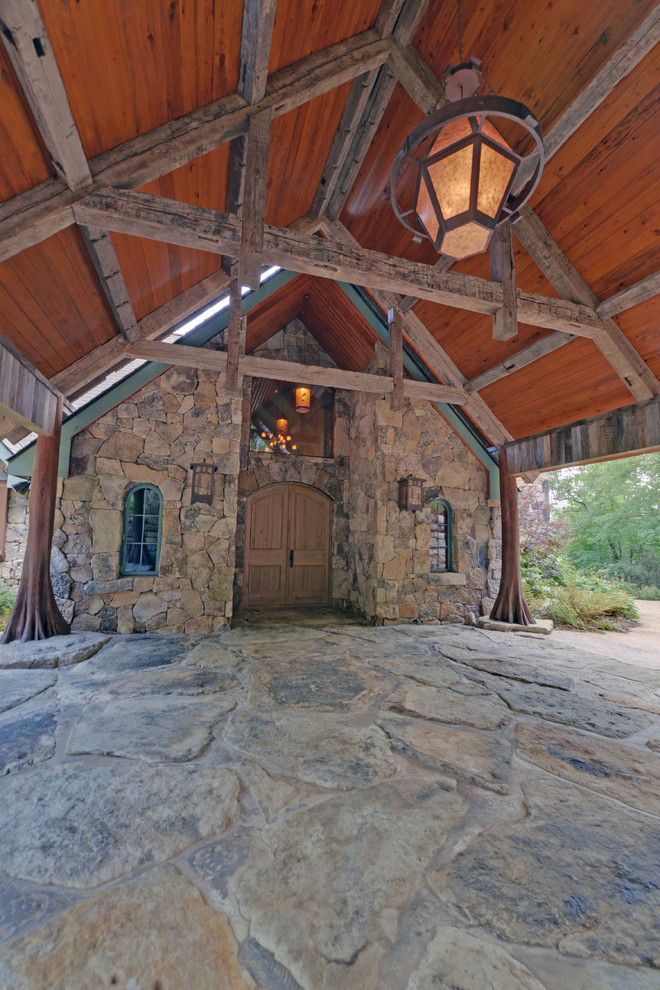 Exemple d'une entrée montagne avec une porte double et une porte en bois brun.