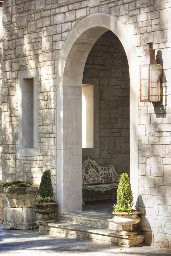 Cette photo montre une grande porte d'entrée chic avec un mur beige.