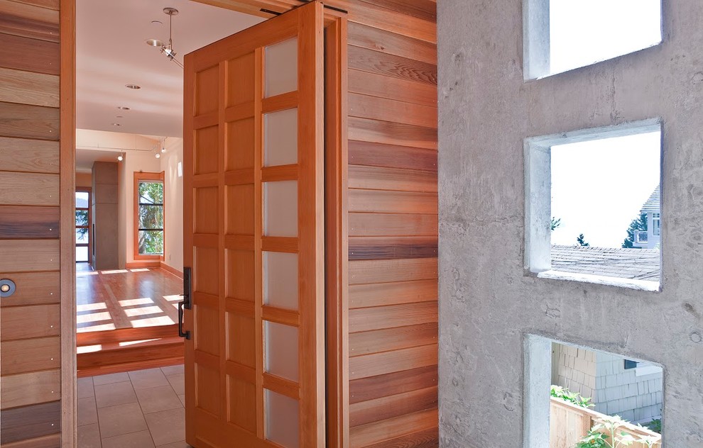 Große Moderne Haustür mit Drehtür und hellbrauner Holzhaustür in Seattle