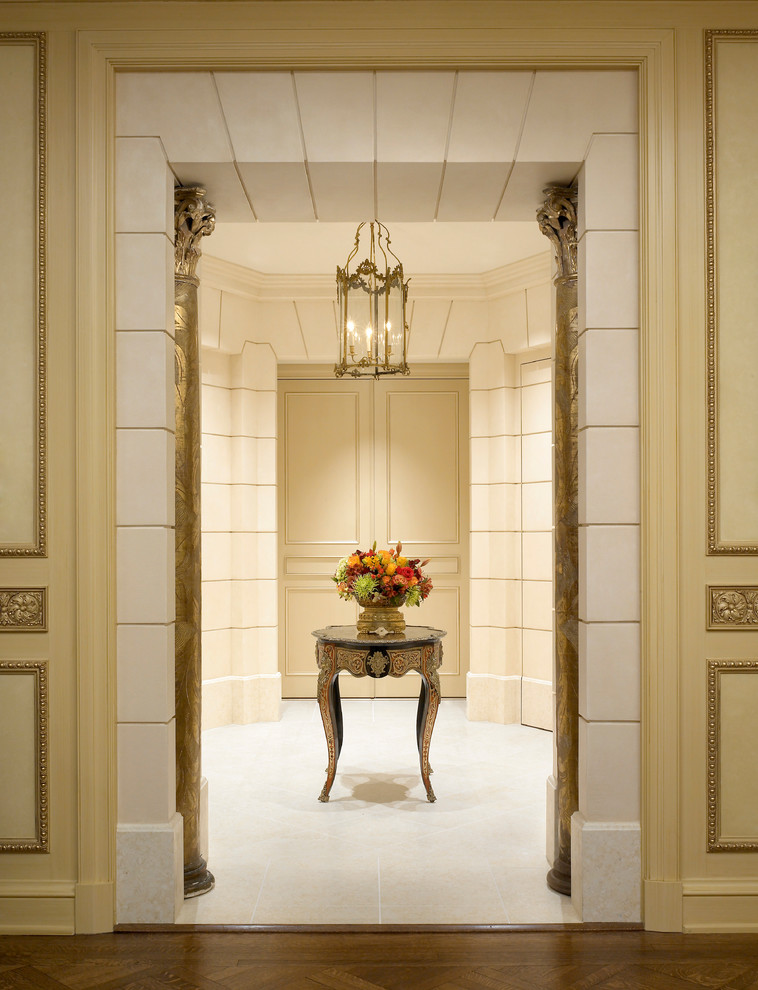 Kleines Klassisches Foyer mit Doppeltür und beiger Wandfarbe in Chicago