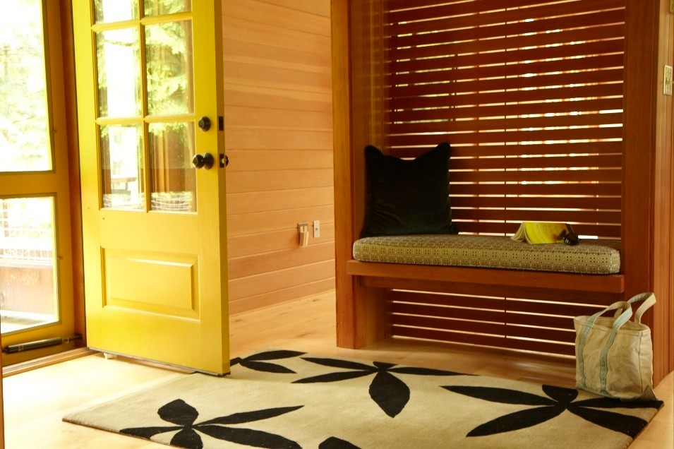 Exemple d'une porte d'entrée asiatique de taille moyenne avec un mur beige, parquet clair, une porte simple, une porte jaune et un sol beige.
