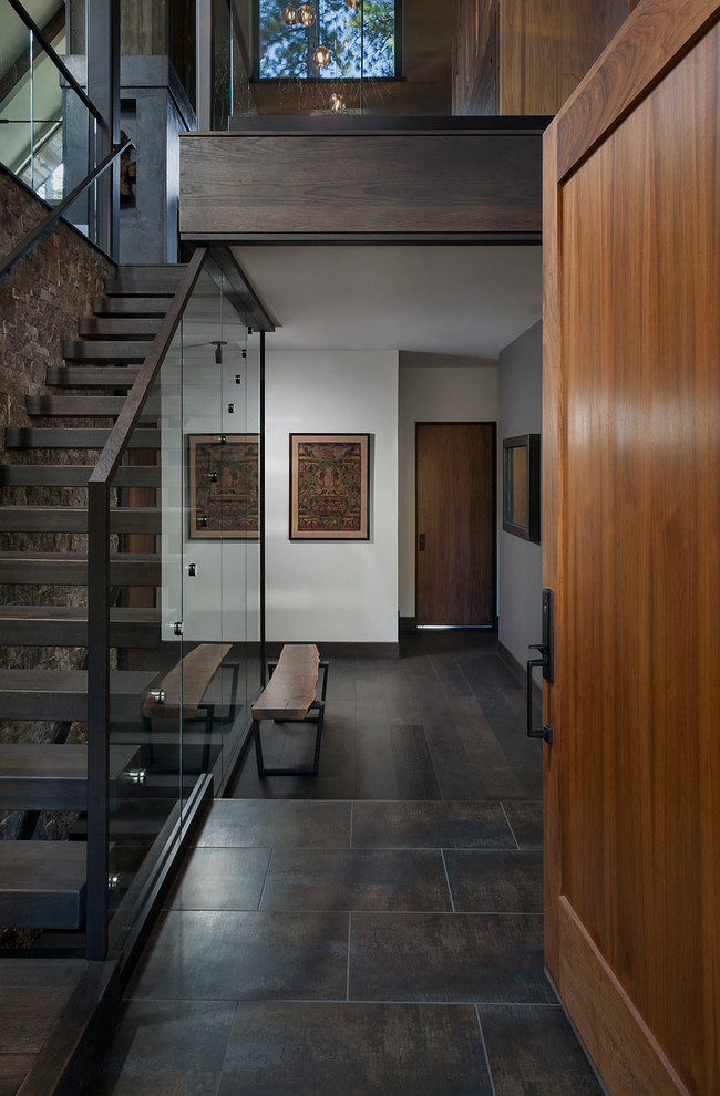 Idées déco pour un hall d'entrée montagne avec une porte simple et une porte en bois brun.
