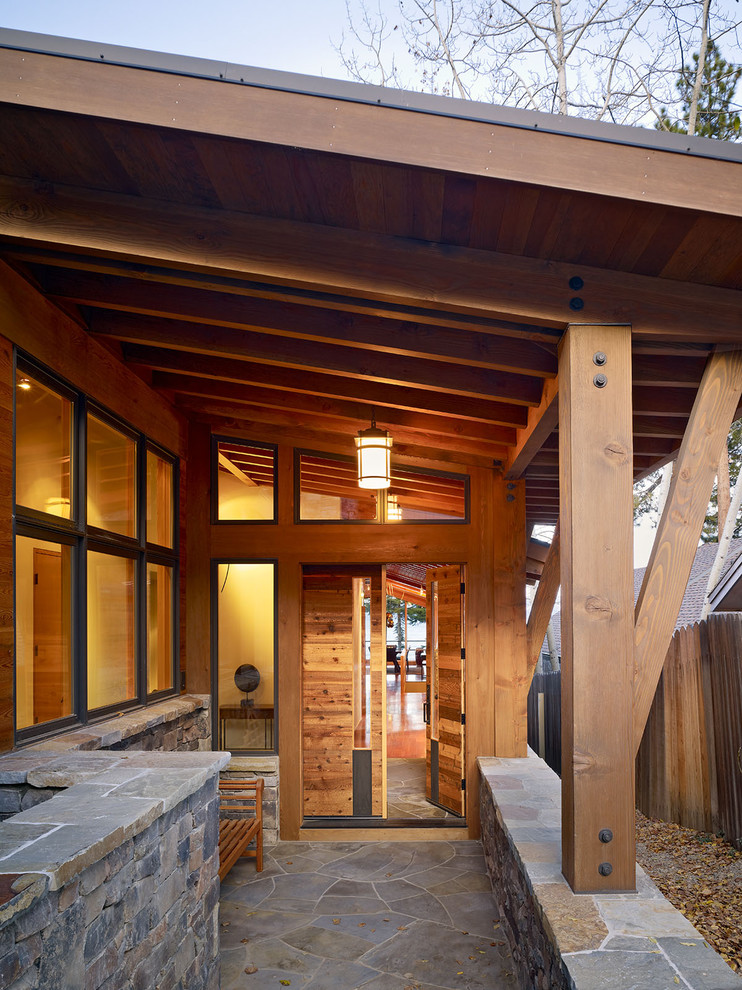 Inspiration pour une entrée design avec une porte simple et une porte en bois brun.