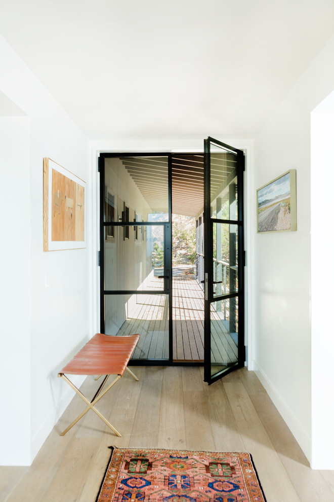 На фото: узкая прихожая в современном стиле с белыми стенами, светлым паркетным полом, двустворчатой входной дверью, стеклянной входной дверью и бежевым полом с