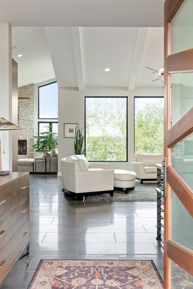 Mittelgroße Moderne Haustür mit grauer Wandfarbe, Porzellan-Bodenfliesen, Einzeltür, dunkler Holzhaustür und grauem Boden in Sonstige