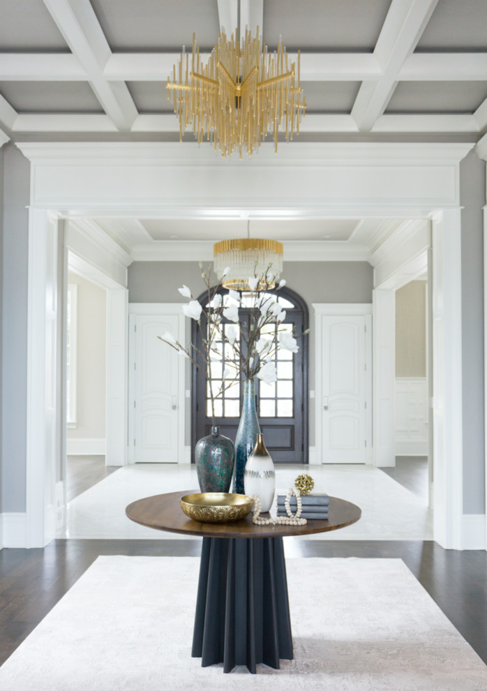 Источник вдохновения для домашнего уюта: огромное фойе в стиле неоклассика (современная классика) с серыми стенами, мраморным полом, двустворчатой входной дверью, коричневой входной дверью и белым полом