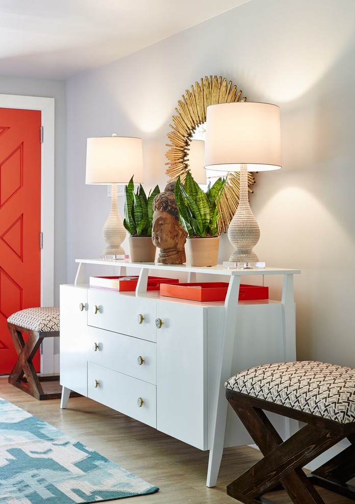 ダラスにある高級な中くらいなトランジショナルスタイルのおしゃれな玄関ロビー (白い壁、無垢フローリング、赤いドア) の写真