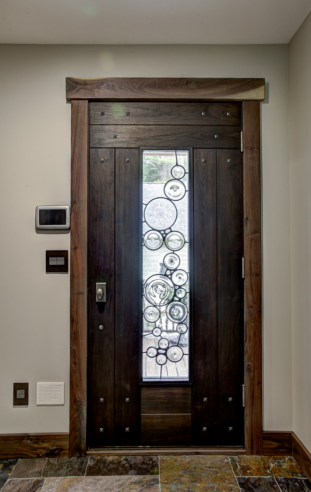 Ispirazione per un ingresso con anticamera american style di medie dimensioni con pareti beige, pavimento in ardesia, una porta singola e una porta in legno bruno