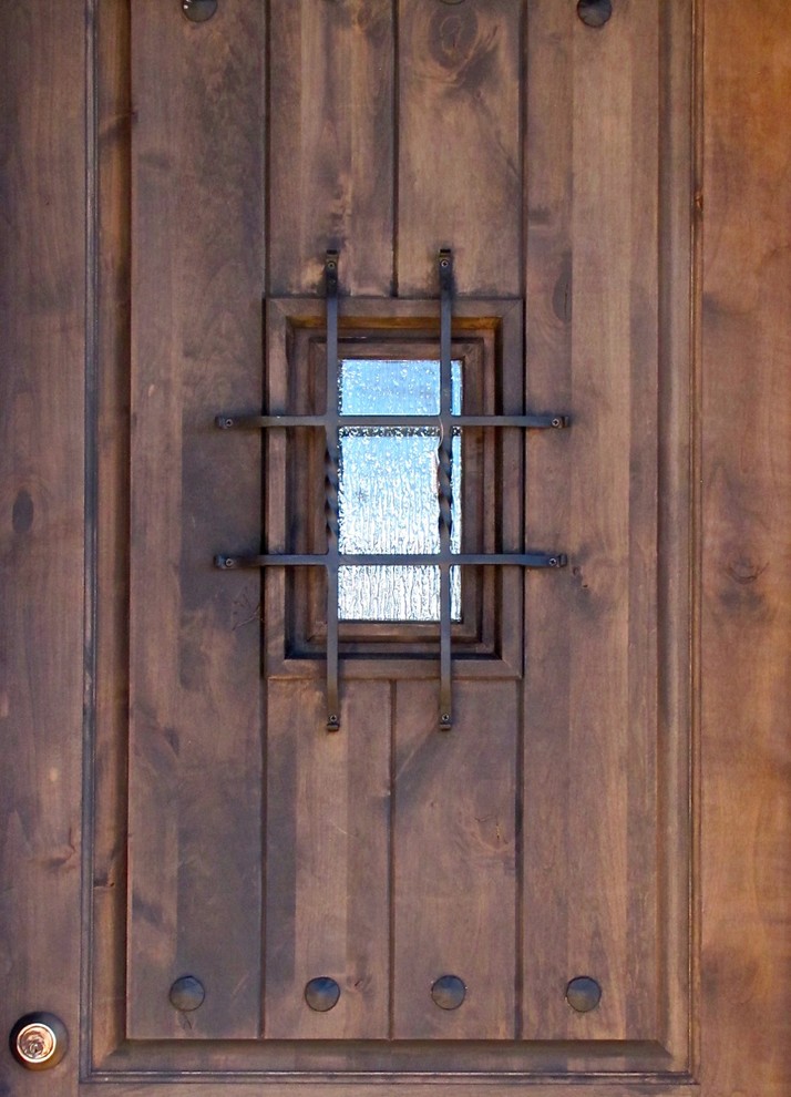 Diseño de distribuidor clásico renovado pequeño con puerta simple y puerta de madera oscura