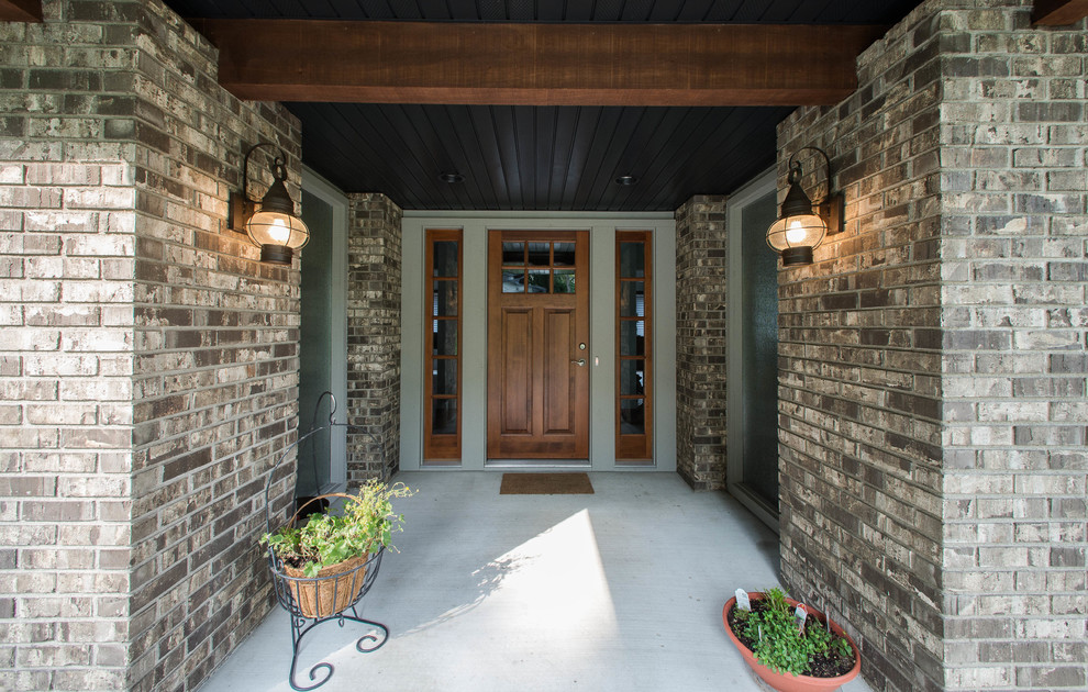 Immagine di una porta d'ingresso minimal di medie dimensioni con pareti grigie, una porta singola e una porta in legno scuro