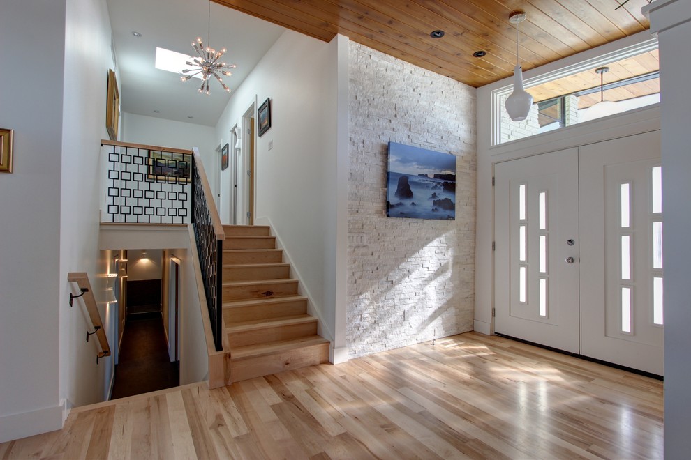Großes Retro Foyer mit weißer Wandfarbe, hellem Holzboden, Doppeltür und weißer Haustür in Denver