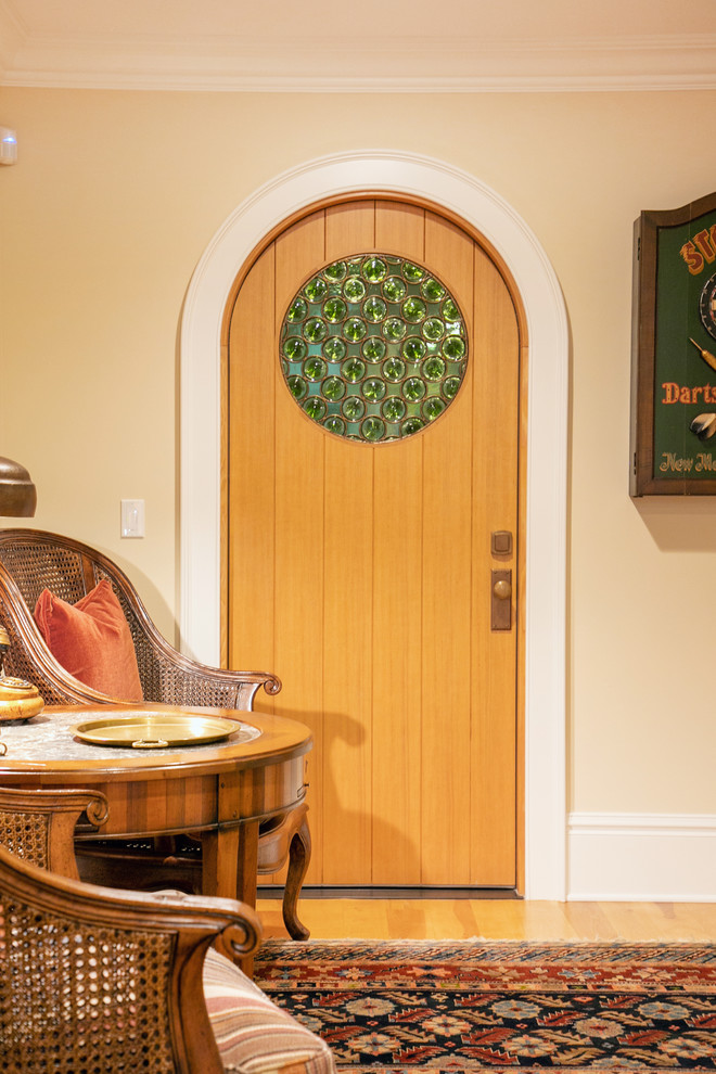 ミルウォーキーにある中くらいなトラディショナルスタイルのおしゃれな玄関ロビー (ベージュの壁、淡色無垢フローリング、淡色木目調のドア、ベージュの床) の写真
