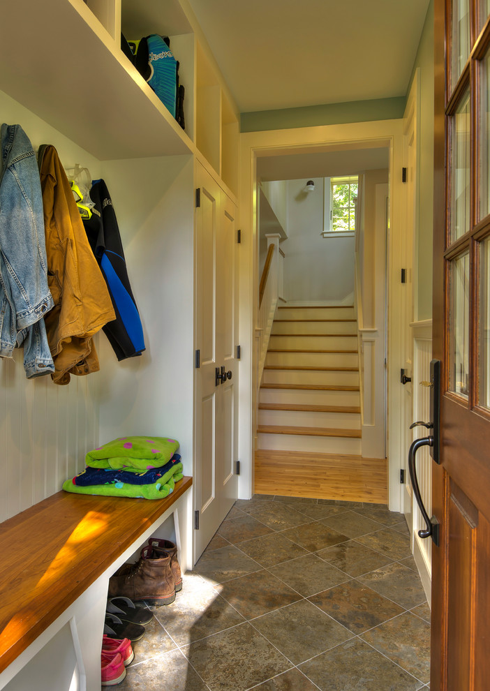 Exemple d'une petite entrée chic avec un vestiaire, un sol en carrelage de porcelaine et une porte simple.