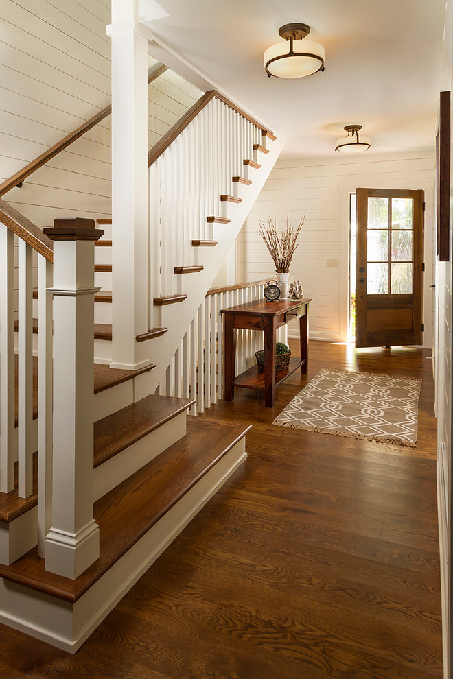 Mittelgroße Klassische Haustür mit weißer Wandfarbe, braunem Holzboden, Einzeltür und dunkler Holzhaustür in Minneapolis