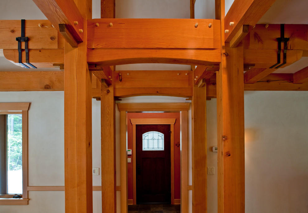 Diseño de entrada rústica de tamaño medio con puerta simple y puerta de madera oscura