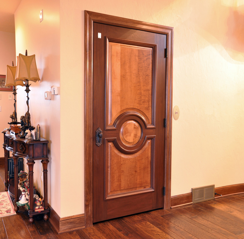 Esempio di una porta d'ingresso vittoriana di medie dimensioni con pareti beige, pavimento in legno massello medio, una porta singola e una porta in legno scuro