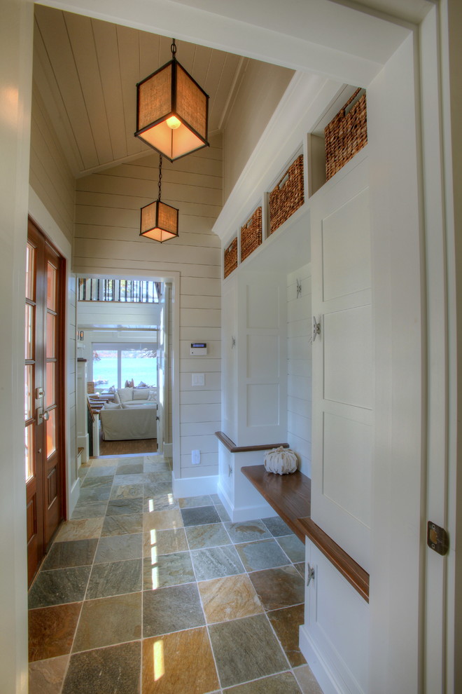 Mittelgroßer Maritimer Eingang mit Stauraum, beiger Wandfarbe, Keramikboden, Doppeltür und dunkler Holzhaustür in Orange County