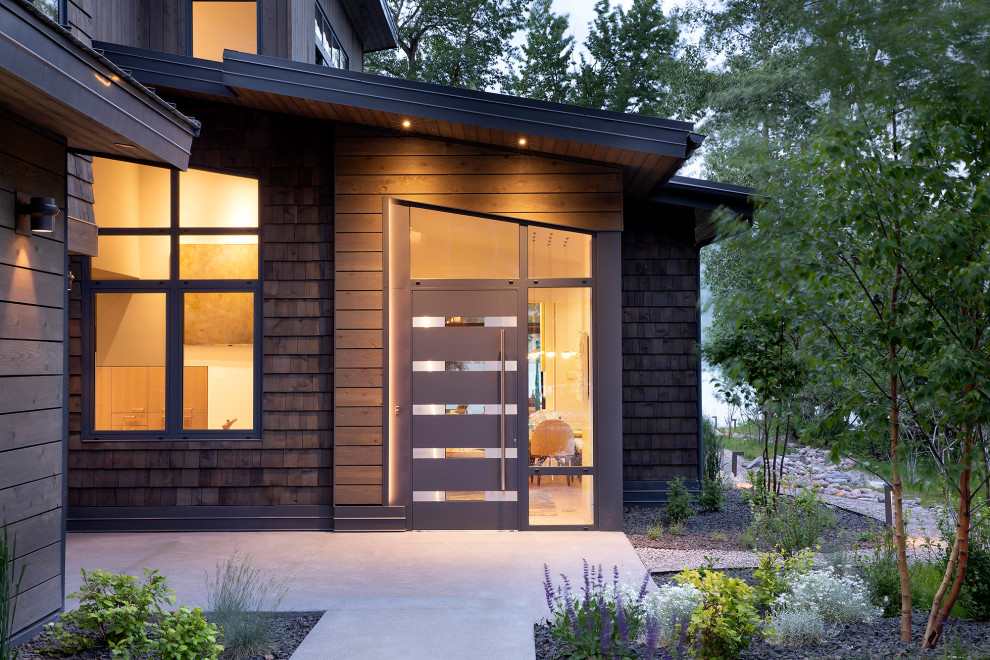 Große Moderne Haustür mit brauner Wandfarbe, Einzeltür und grauer Haustür in Sonstige