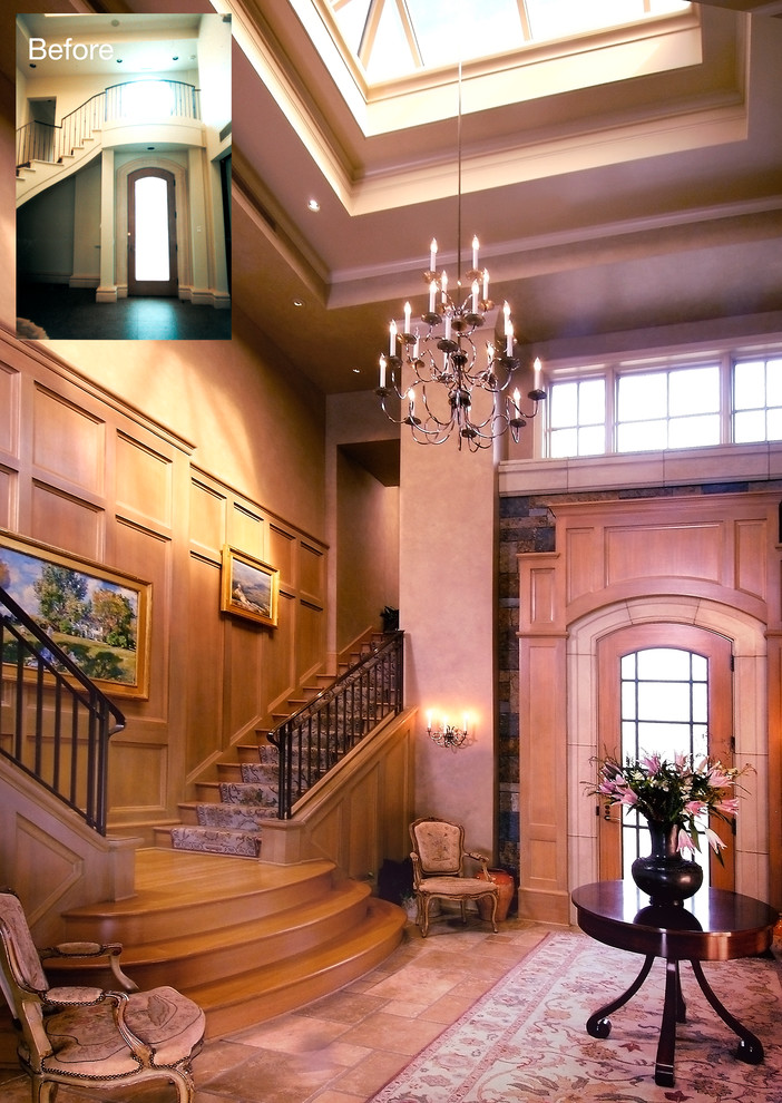Großes Klassisches Foyer mit beiger Wandfarbe, Einzeltür, Haustür aus Glas und braunem Boden in Seattle