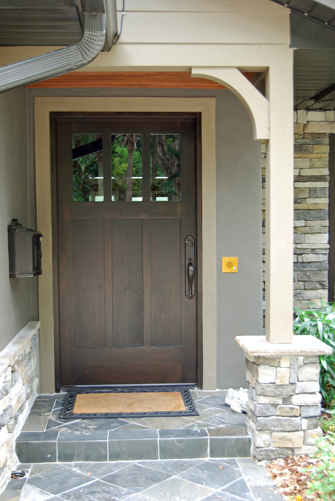 Imagen de puerta principal de estilo americano pequeña con paredes grises, puerta simple y puerta de madera oscura