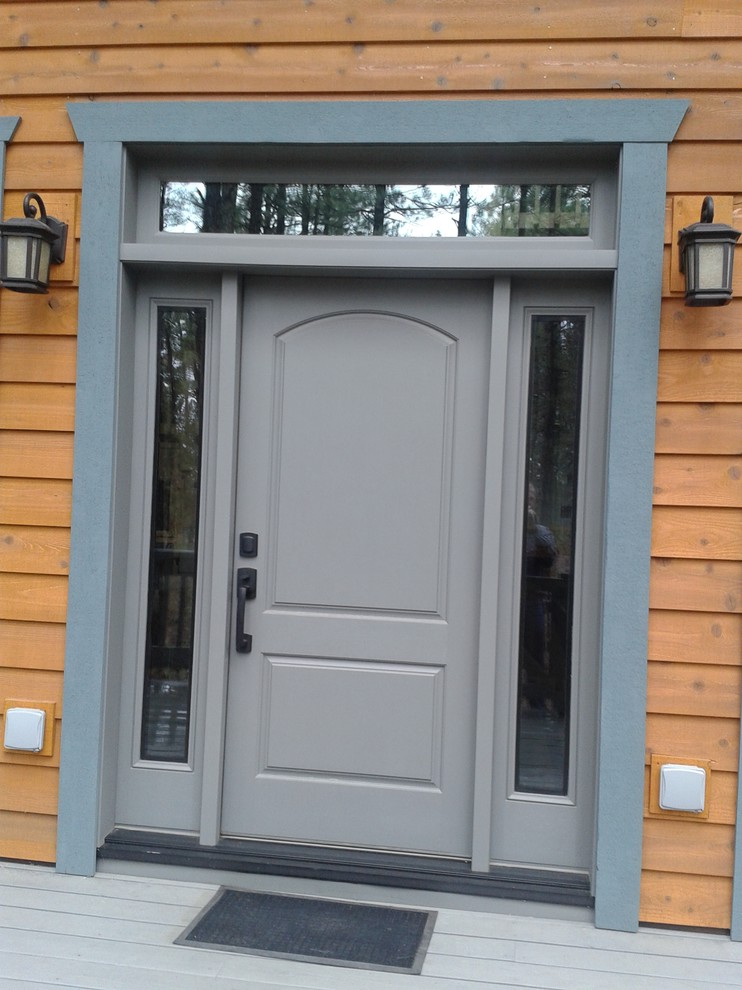 На фото: маленькая входная дверь в стиле рустика с одностворчатой входной дверью и серой входной дверью для на участке и в саду с