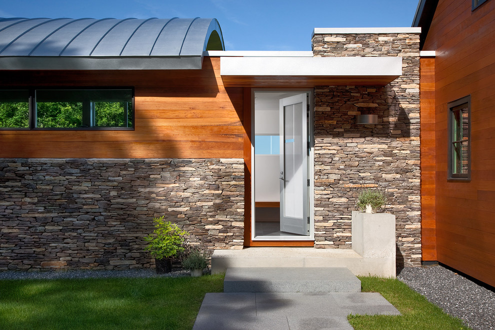 Diseño de entrada contemporánea de tamaño medio con suelo de granito, puerta simple y puerta de vidrio
