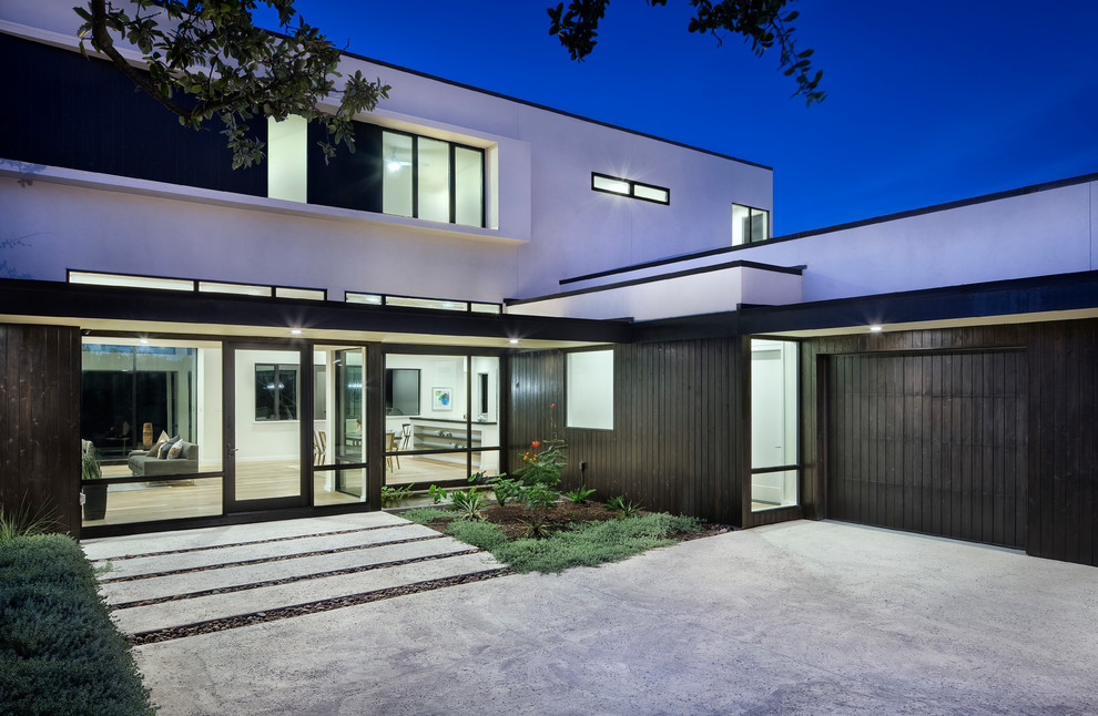Geräumige Moderne Haustür mit weißer Wandfarbe, braunem Holzboden, Einzeltür und Haustür aus Metall in Austin